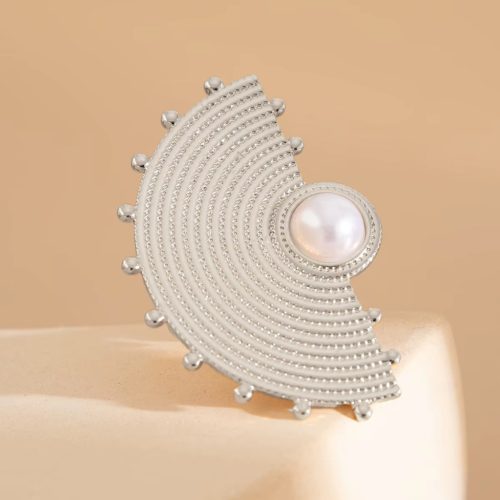 Anillo de moda con forma curva – en color plateado