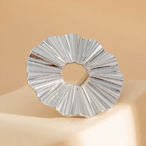 Anillo de moda con forma moderna – en color plateado